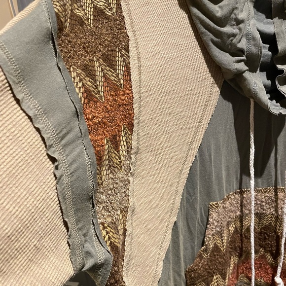 Pol hooded festival wear. Lightweight neutral colors - Picture 6 of 11